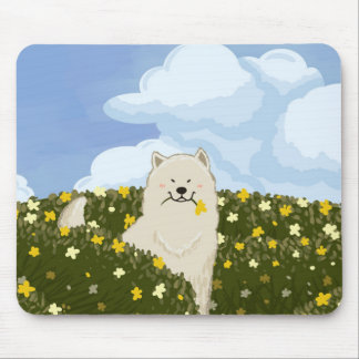 Süßer Samojede-Hund auf einem Feld gelber Blumen ( Mousepad