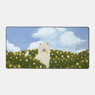 Süßer Samojede-Hund auf einem Feld gelber Blumen ( Schreibtischunterlage