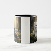 Süßer Samojede-Welpe und schwarzes Kätzchen Tasse (Mittel)