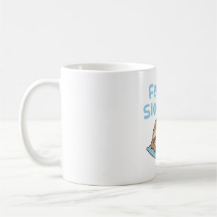 Süßer schlafender Faultier, der sich faultierhaft Kaffeetasse