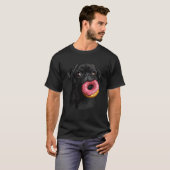 Süßer schwarzer Pug, der Donut isst T-Shirt (Vorne ganz)