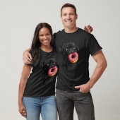 Süßer schwarzer Pug, der Donut isst T-Shirt (Unisex)