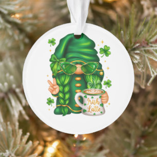 Süßer St. Patrick's Day Gnom, der Kaffee trinkt Ornament