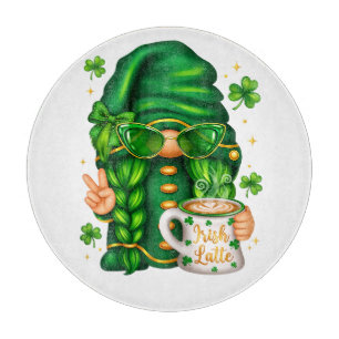 Süßer St. Patrick's Day Gnom, der Kaffee trinkt Schneidebrett