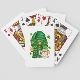 Süßer St. Patrick's Day Gnom, der Kaffee trinkt Spielkarten