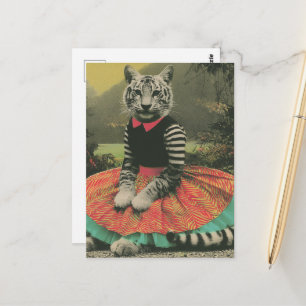 Süßer surrealer Tiger in menschlicher Kleidung Postkarte