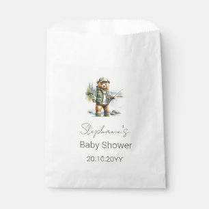 Süßer Teddybär-Angler zieht aufgeregt bei Baby Sho Geschenktütchen