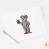 Süßer Teddybär mit Bier Quadratischer Aufkleber (Umschlag)