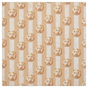 Süßer Teddybär mit Kekschips und Streifen Stoff