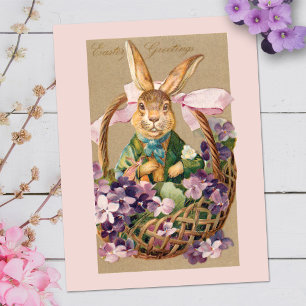 Süßer vintage Osterhase im Korb mit Veilchen Postkarte