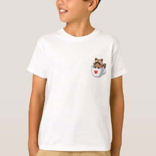 Süßer Waschbär entspannt sich in herzförmiger Teet T-Shirt