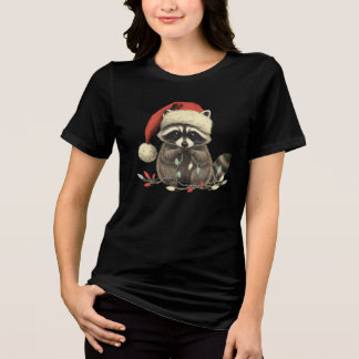 süßer Waschbär knabbert an Weihnachtslicht Xmas Fe Tri-Blend Shirt