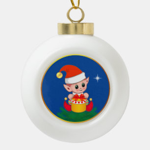 Süßer Weihnachtself auf Blau Keramik Kugel-Ornament