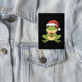 Süßer Weihnachtsfrosch mit Santa-Hut hält Geschenk Button (Insitu)