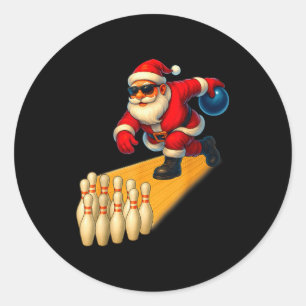 Süßer Weihnachtsmann spielt Bowlingkugel und Pins Runder Aufkleber