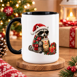 Süßer Weihnachtswaschbär mit Geschenken und heißer Tasse