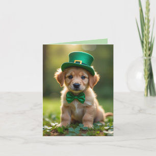 Süßer Welpe mit St. Patrick-Outfit, Kleeblätter Feiertagskarte