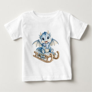 Süßer Winter-Baby-Drache beim Schlittenfahren für Baby T-shirt
