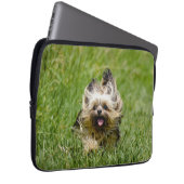 Süßer Yorkshire Terrier läuft durch Gras Laptopschutzhülle (Vorne Rechts)
