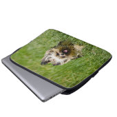 Süßer Yorkshire Terrier läuft durch Gras Laptopschutzhülle (Vorne Knopf)