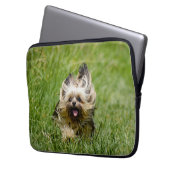 Süßer Yorkshire Terrier läuft durch Gras Laptopschutzhülle (Vorderseite Links)