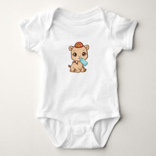 Süßes Amazigh-Babykamel trinkt Milch - Marokkanisc Baby Strampler
