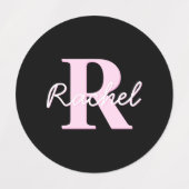Süßes anpassbares Monogramm | Hellrosa & Schwarz Etiketten (Design 2)