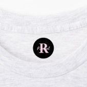 Süßes anpassbares Monogramm | Hellrosa & Schwarz Etiketten (Befestigt)