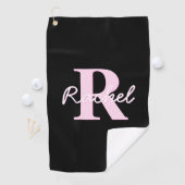 Süßes anpassbares Monogramm | Hellrosa & Schwarz Golfhandtuch (Insitu)