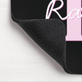 Süßes anpassbares Monogramm | Hellrosa & Schwarz Mousepad (Ecke)