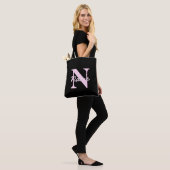 Süßes anpassbares Monogramm | Hellrosa & Schwarz Tasche (Am Model)