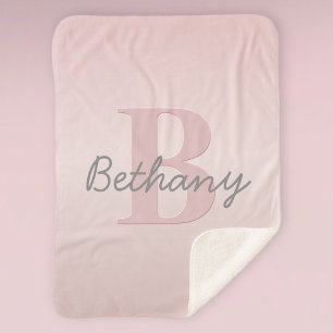 Süßes anpassbares rosa Monogramm und Ihr Name in S Sherpadecke