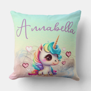 Süßes Baby-Einhorn und Herzen auf Regenbogen Kissen