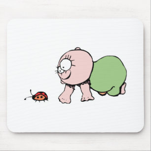 Süßes Baby jagt Marienkäfer Mousepad