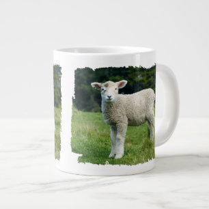 Süßes Baby-Schaf mit schmutzigem Gesicht auf der W Jumbo-Tasse
