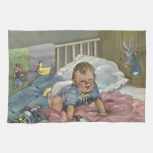 Süßes Baby spielt vintage-mäßig im Kinderbett, Zei Geschirrtuch