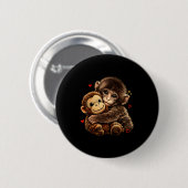 Süßes Babyäffchen umarmt Plüschbären-Tierdollen Button (Vorne & Hinten)