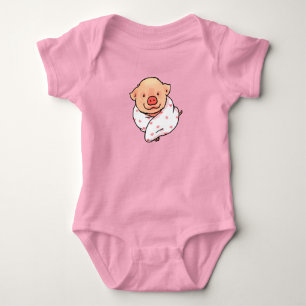 Süßes Babyferkel in eine Decke gewickelt Baby Strampler