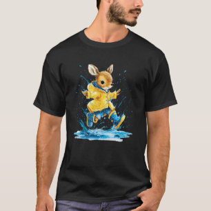 Süßes Babyreh im gelben Regenmantel plantschend T-Shirt