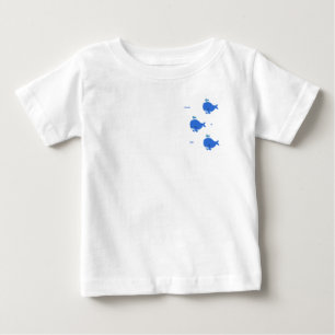 Süßes Babyshirt mit drei blauen Delfinen. Baby T-shirt