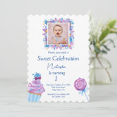 Süßes blaues Süßigkeiten zum Foto zum Geburtstag Einladung (Stehend Vorderseite)