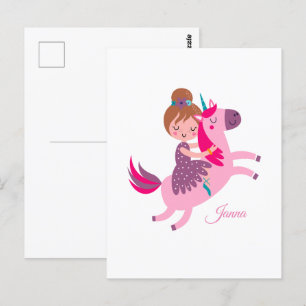 Süßes blondhaariges Mädchen, das auf einem Einhorn Postkarte