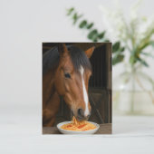 süßes braunes Pferd, das Spaghetti isst Postkarte (Stehend Vorderseite)