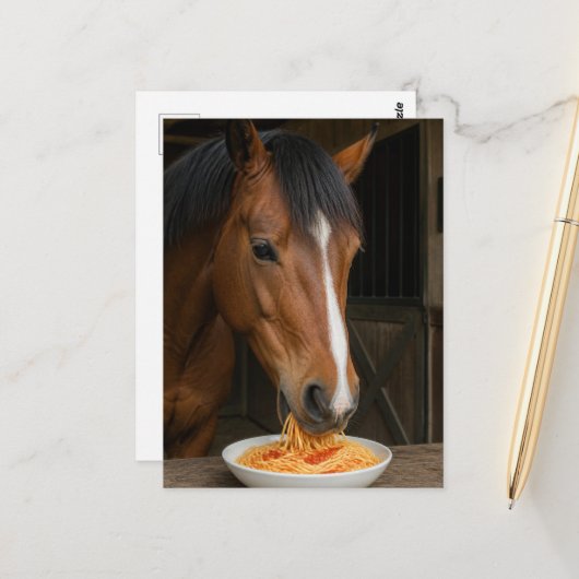 süßes braunes Pferd, das Spaghetti isst Postkarte (Vorderseite/Rückseite Beispiel)