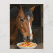 süßes braunes Pferd, das Spaghetti isst Postkarte (Vorderseite)