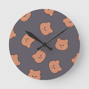 Süßes braunes Teddybär-Gesichtsmuster Dunkelblau Runde Wanduhr