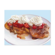 Süßes Brot mit Erdbeeren und Sahne