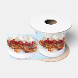 Süßes Brot mit Erdbeeren und Sahne Satinband