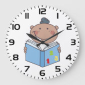 Süßes Cartoon-Kind liest ein Zahlenbuch Große Wanduhr (Vorderseite)