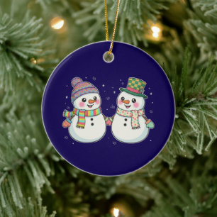 Süßes Cartoon-Schneemann-Paar, das Händchen hält Keramik Ornament